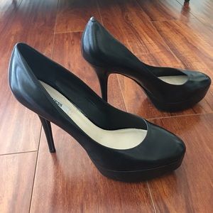 Simple Black pumps